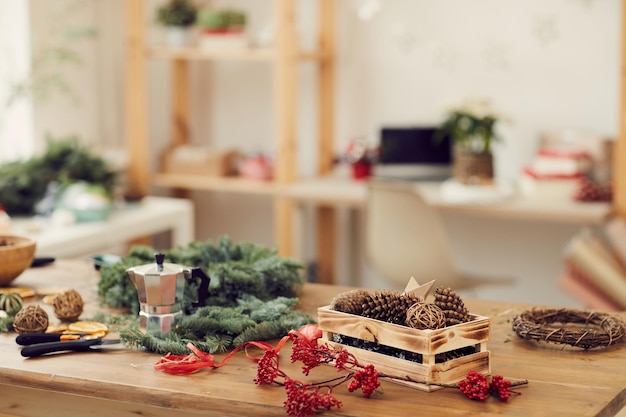 Mesa con adornos navideños