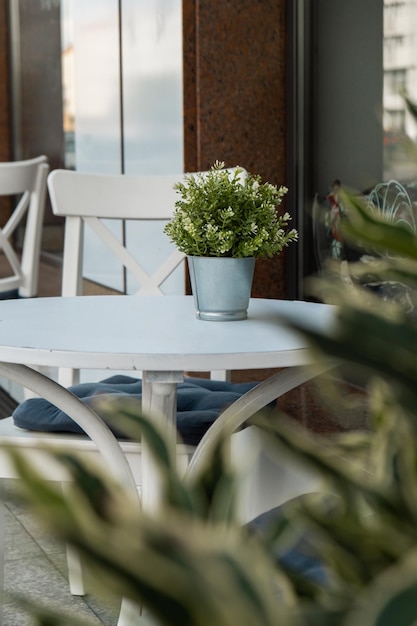 Mesa al aire libre en un café de la calle Terraza de café y restaurante vacía al aire libre con mesas y sillas de plantas en macetas en estilo indie y hipster de Londres Concepto de viaje