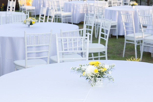 Foto mesa al aire libre en la recepción de la boda