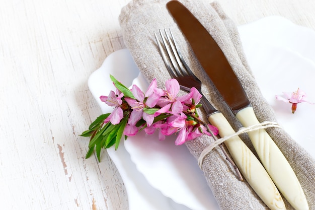 Mesa con almendras en flor