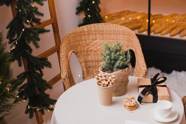 Mesa de año nuevo en una cafetería o panadería