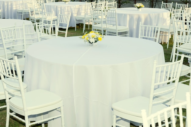 Mesa ao ar livre na recepção do casamento