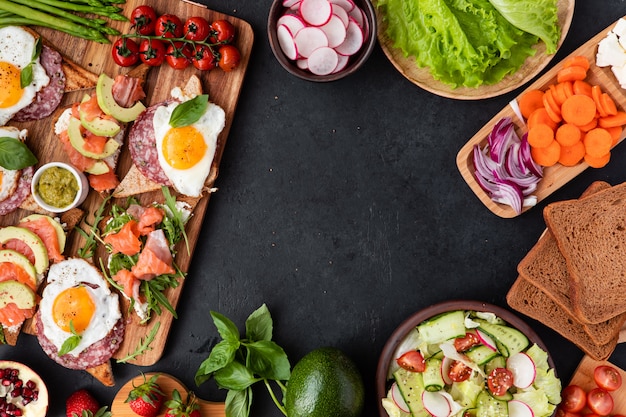 Mesa de aperitivos con bocadillos saludables.