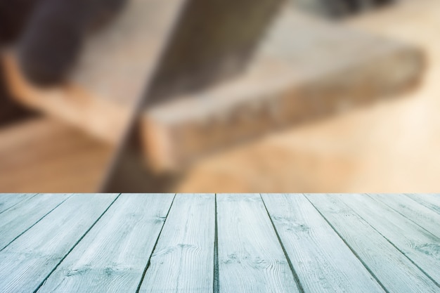 Foto mesa azul no fundo desfocado construção, madeira serrote-pode ser usado para exibir
