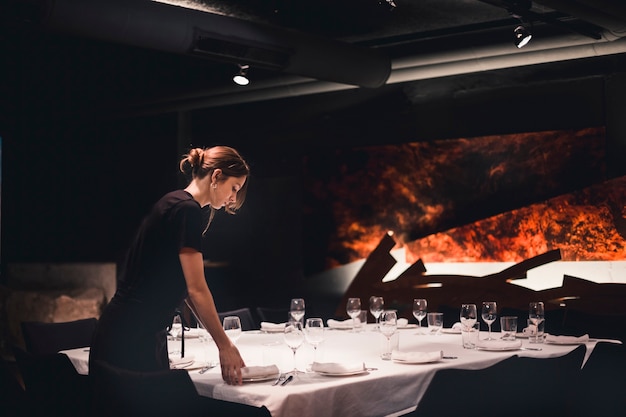 Foto mesa de banquete de ajuste de camarera