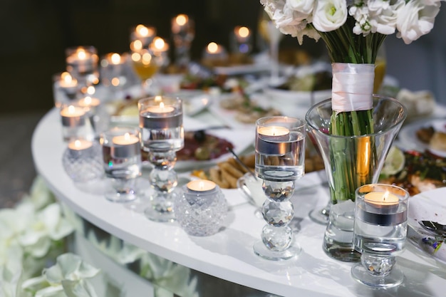 Mesa de banquete de boda servida con platos en el restaurante