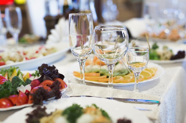 Mesa de banquete de boda servida con platos en el restaurante