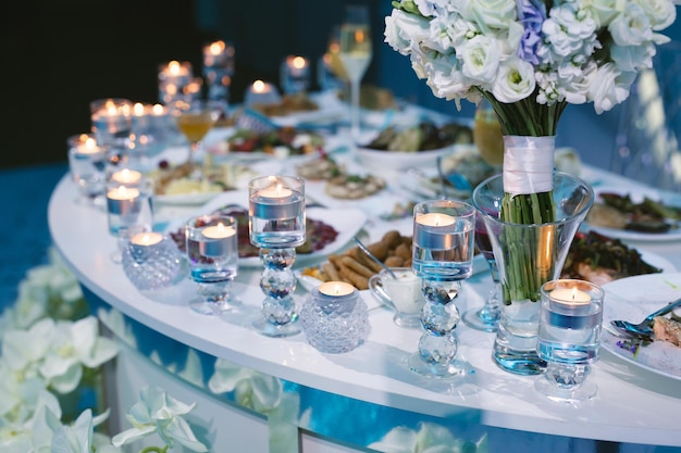 Mesa de banquete de boda servida con platos en el restaurante.