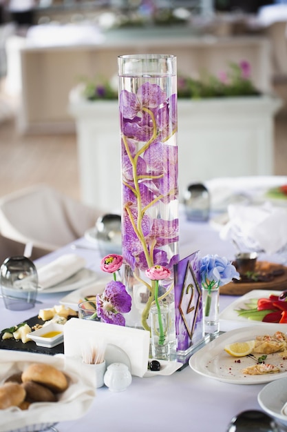 Mesa de banquete de boda servida con platos en el restaurante.