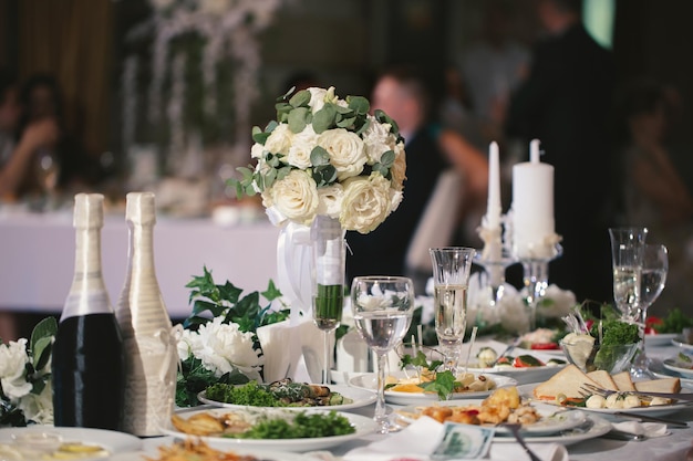 Mesa de banquete de boda servida con platos en el restaurante.