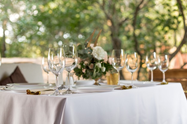 Mesa de banquete de bodas para invitados al aire libre con vista a la naturaleza verde