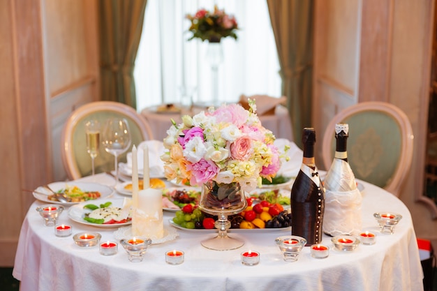 Mesa para banquete de bodas con velas encendidas.