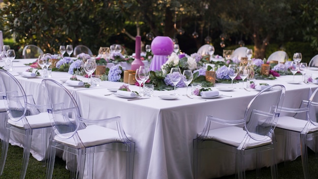 Mesa de banquete de bodas de verano al aire libre