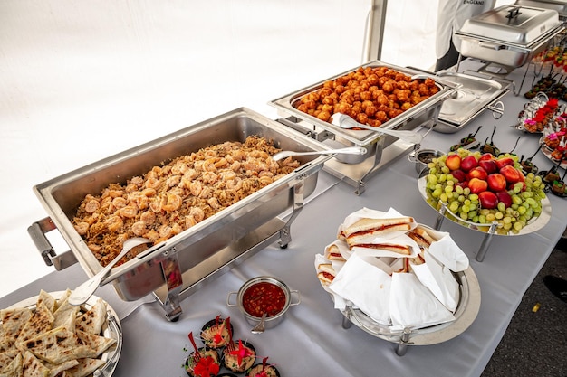 Mesa de banquete con calentadores de platos Buffet con platos calientes Arroz con gambas