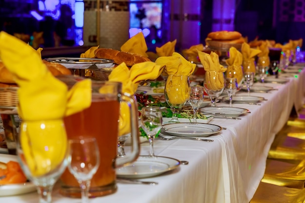 Mesa de banquete de catering bellamente decorada con diferentes bocadillos y aperitivos con sándwich, caviar, frutas frescas en un evento de fiesta corporativa o celebración de boda