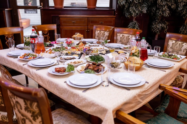 Una mesa de banquete festivo en un restaurante para bodas jubileos cumpleaños