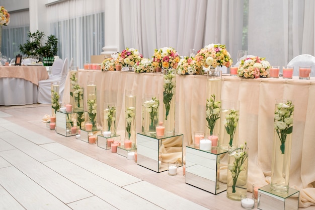 Mesa para banquete con flores para recién casados