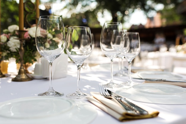 Mesa de banquete para invitados al aire libre con vistas a la naturaleza verde.