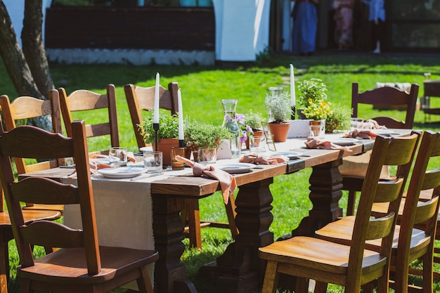 Mesa de banquete con macetas al aire libre