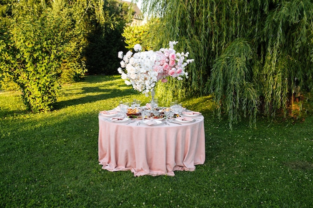 Mesa de banquete de naturaleza al aire libre con velas