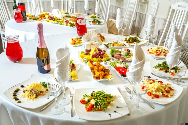 Foto mesa de banquete puesta con bocadillos y frutas y champagne. foto horizontal