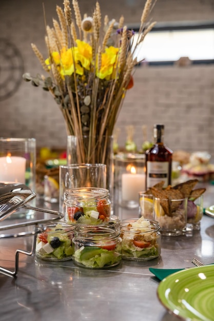 Mesa de banquete servida para vacaciones con canapés y diferentes bocadillos