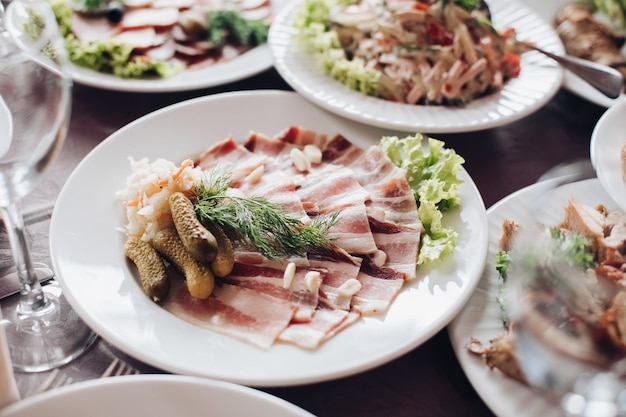 Mesa de banquete servida con varios aperitivos fríos y ensaladas.