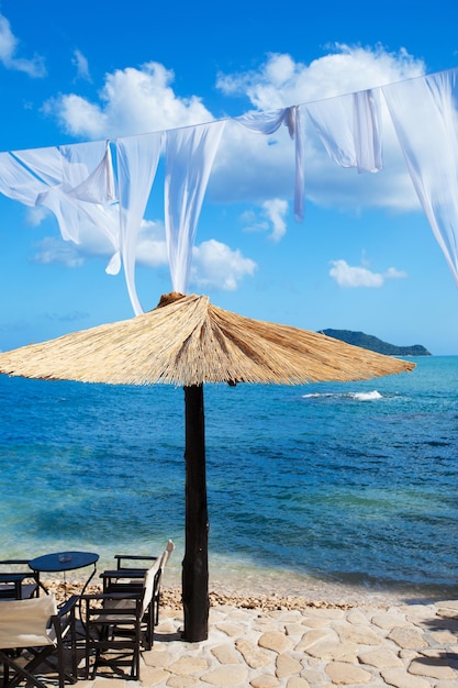 Mesa de bar cafetería al aire libre en la playa Cameo Zakynthos Grecia