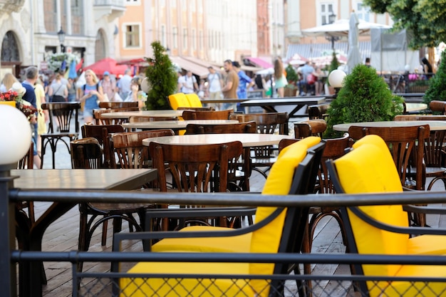 La mesa del bar en la terraza de verano