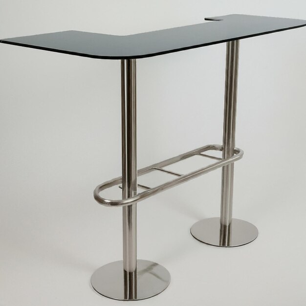 una mesa con una base de plata que dice " el número 3 " en ella