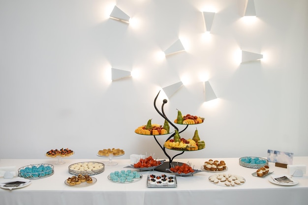 Mesa bellamente servida con frutas y dulces Buffet festivo para invitados con una variedad de delicias