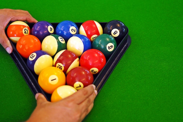 Mesa de billar verde con pelota.