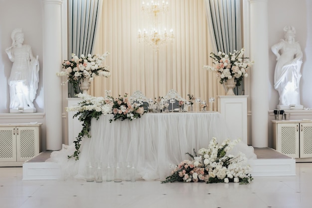 Una mesa blanca con flores encima.