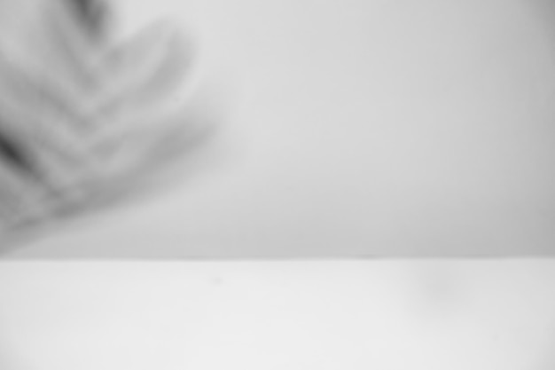 Una mesa blanca con una mesa blanca que tiene una flor encima.
