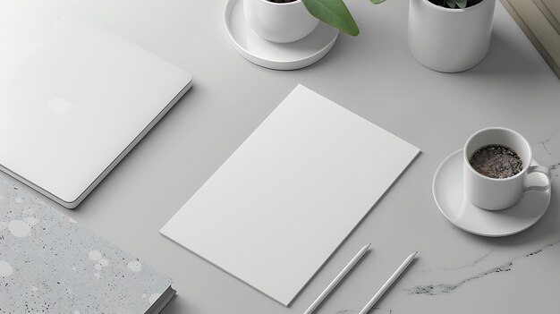 Foto una mesa blanca con una pieza blanca de papel en ella