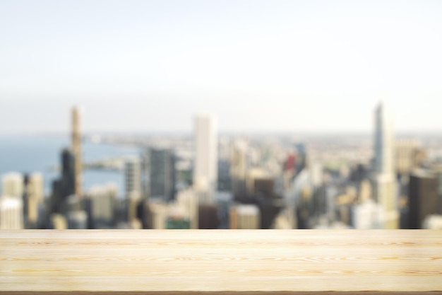 Mesa en blanco hecha de tablones de madera con un hermoso paisaje urbano borroso por la tarde en una maqueta de fondo