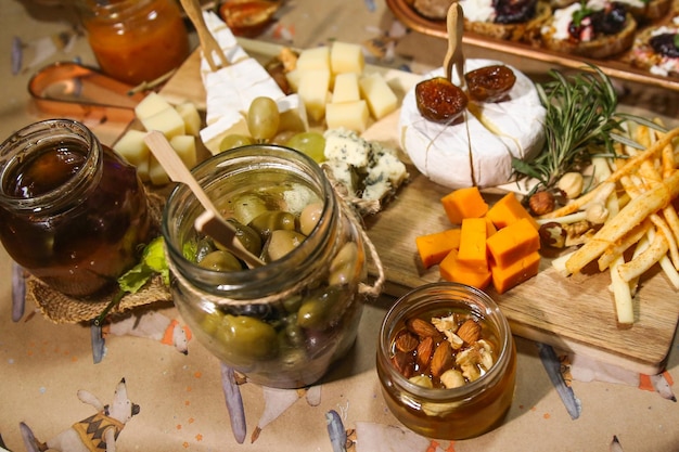 mesa de bocadillos, catering, comida para invitados