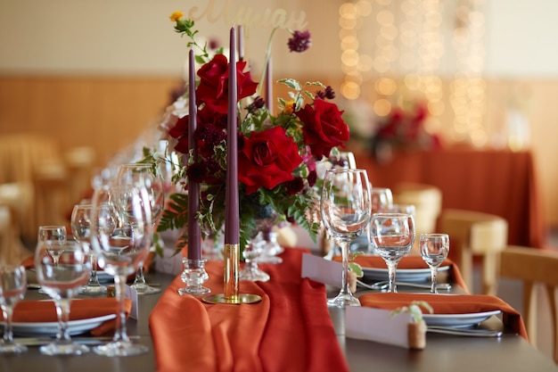 Mesa de boda bellamente decorada