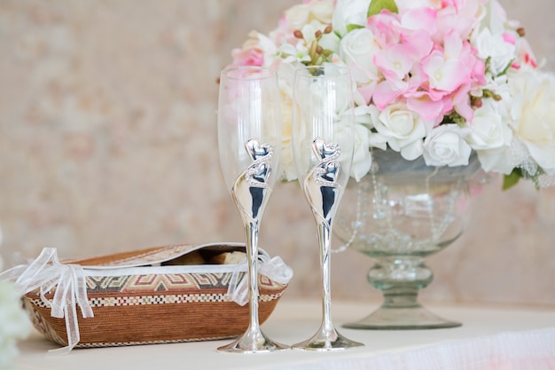 Mesa de boda. Close-up de copa de champán y decoración floral