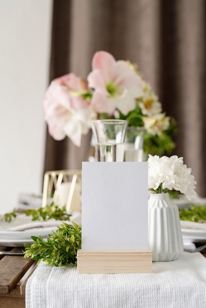 Foto la mesa de la boda y la decoración en la mesa de madera en estilo rústico maqueta número de mesa