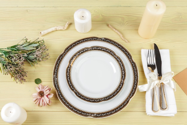 mesa de boda con decoraciones