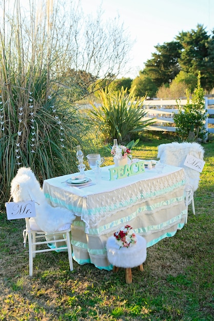 Mesa de boda decorada en el campo al atardecer