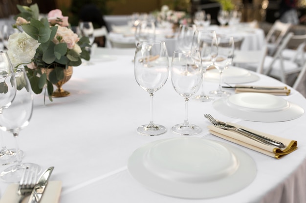 Mesa de boda decorada con flores frescas en un jarrón de latón