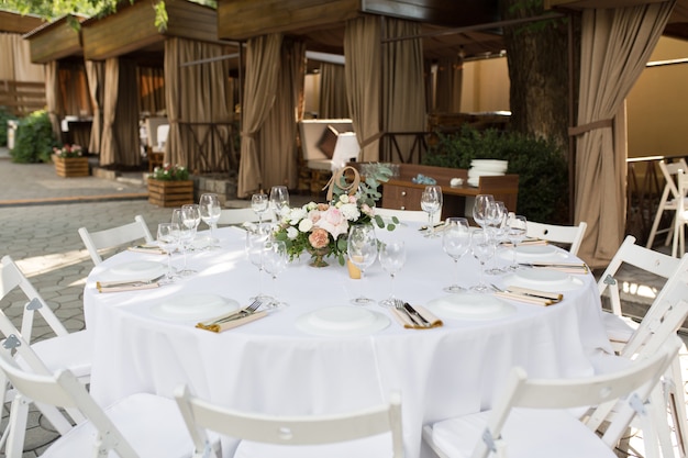 Mesa de boda decorada con flores frescas en un jarrón de latón