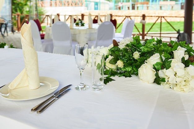 Mesa de boda decorada en un restaurante.