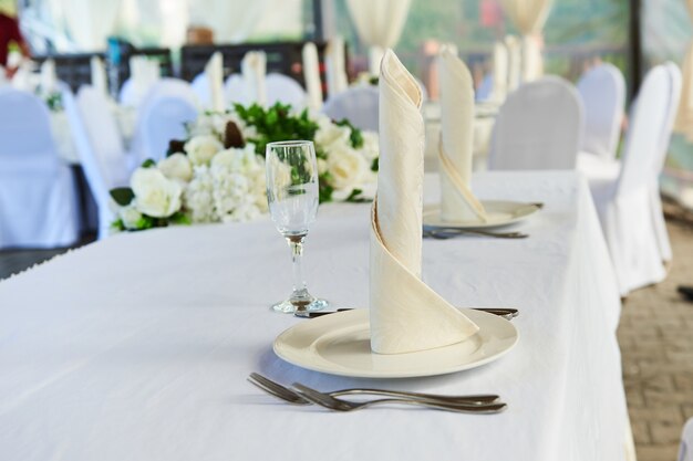 Mesa de boda decorada en un restaurante.