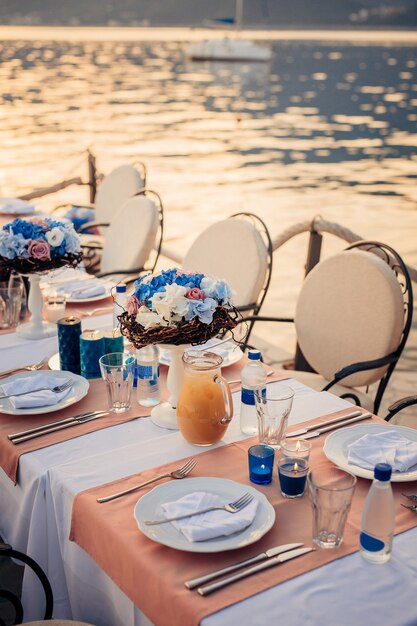 Mesa de boda en la orilla. Boda en Montenegro