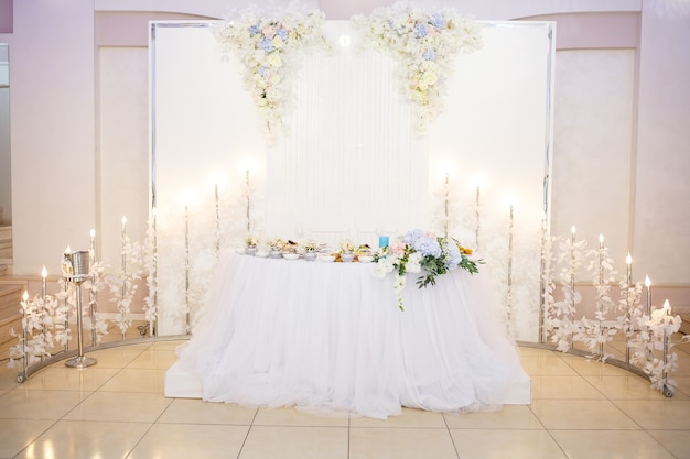 Mesa de boda para recién casados con hermosas decoraciones.