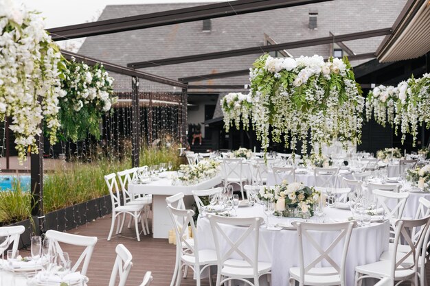 Mesa de boda servida con velas y flores blancas frescas decorativas Detalles de celebración