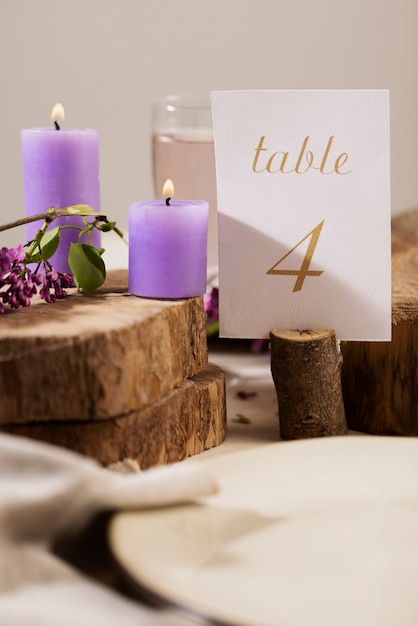 Mesa de boda con velas moradas